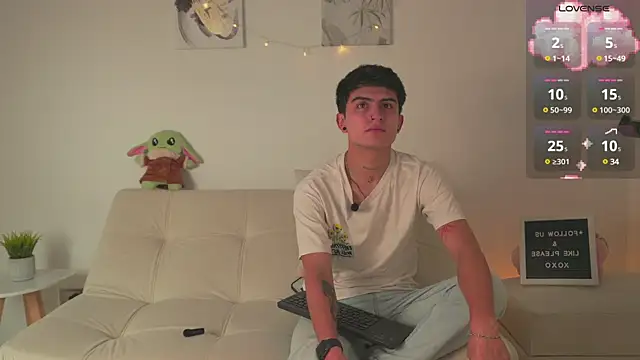 Snapshot of tommy_and_sophie chatting on 03/09/25, 02:18 tommy and sophie online show from 03/09/25, 02:18