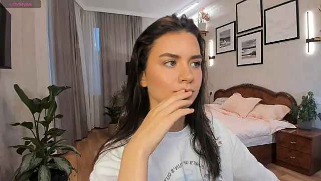 Snapshot of NicoleLuv chatting on 10/24/25, 01:21 NicoleLuv online show from 10/24/25, 01:21