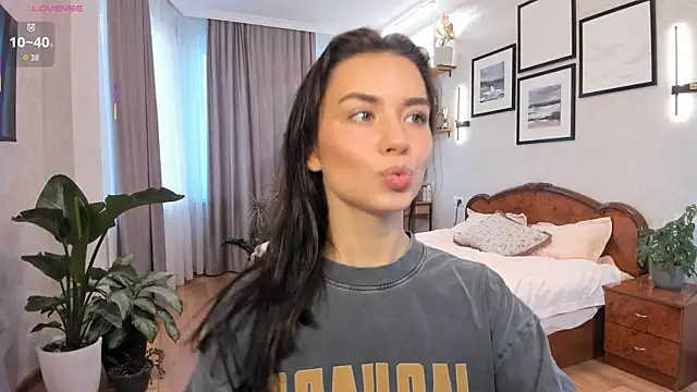 Snapshot of NicoleLuv chatting on 10/17/25, 01:13 NicoleLuv online show from 10/17/25, 01:13