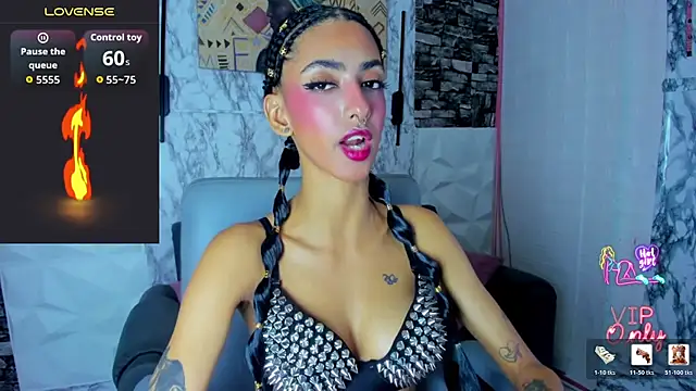 Snapshot of Queen_Cuarxxo chatting on 07/14/26, 02:05 Queen Cuarxxo online show from 07/14/26, 02:05
