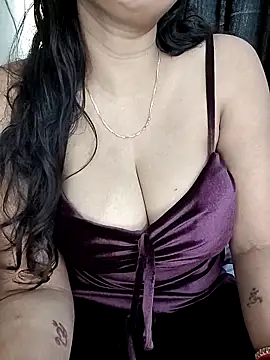 Snapshot of kaamuk_shweta chatting on 10/18/25, 08:27 kaamuk shweta online show from 10/18/25, 08:27
