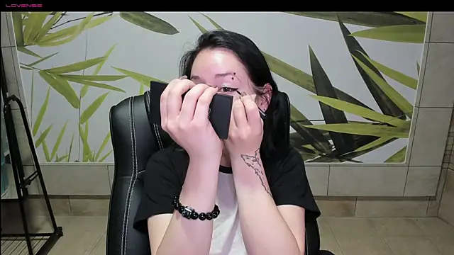 Snapshot of adell_berry chatting on 09/27/25, 02:18 adell berry online show from 09/27/25, 02:18