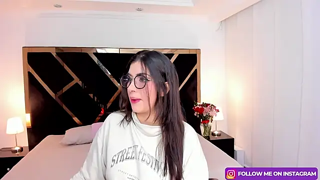 Amelie saenz online show from 03/13/25, 07:50