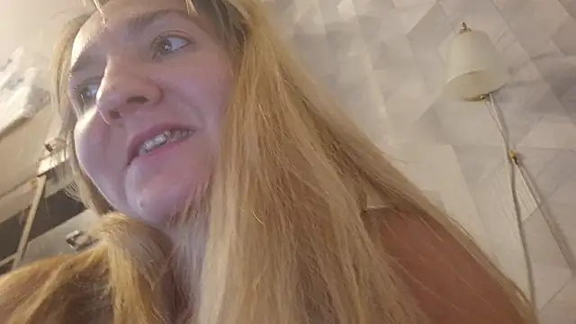 Snapshot of EstrellaWalters chatting on 10/23/25, 01:21 EstrellaWalters online show from 10/23/25, 01:21