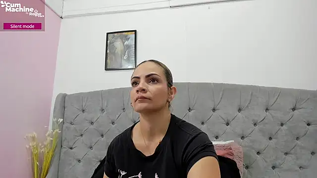 Snapshot of Valesskahall chatting on 10/20/25, 12:06 Valesskahall online show from 10/20/25, 12:06