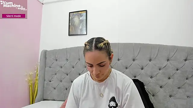 Snapshot of Valesskahall chatting on 10/29/25, 12:15 Valesskahall online show from 10/29/25, 12:15