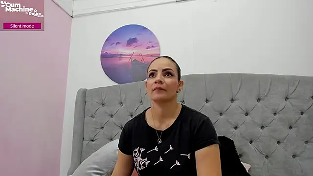 Snapshot of Valesskahall chatting on 11/18/25, 12:08 Valesskahall online show from 11/18/25, 12:08