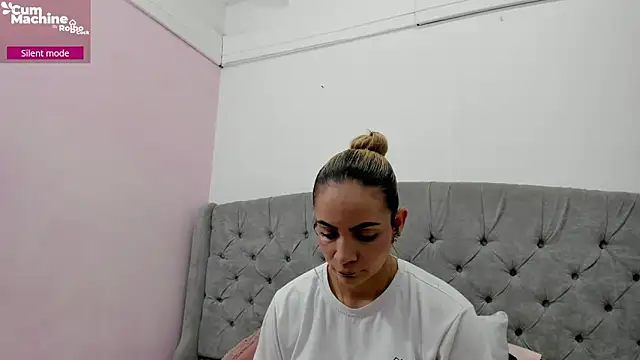 Snapshot of Valesskahall chatting on 11/30/25, 12:06 Valesskahall online show from 11/30/25, 12:06