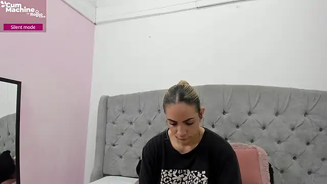 Snapshot of Valesskahall chatting on 11/25/25, 12:16 Valesskahall online show from 11/25/25, 12:16