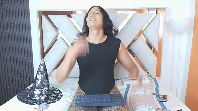 Alison Chan  online show from 10/31/25, 04:25