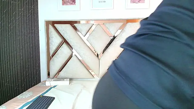 Alison Chan  online show from 11/25/25, 02:28