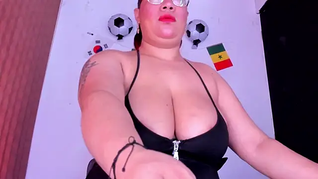 Snapshot of alondrabigtits chatting on 07/13/26, 12:04 alondrabigtits online show from 07/13/26, 12:04