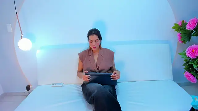 Snapshot of Ada_Monroe10 chatting on 12/17/25, 01:49 Ada Monroe10 online show from 12/17/25, 01:49