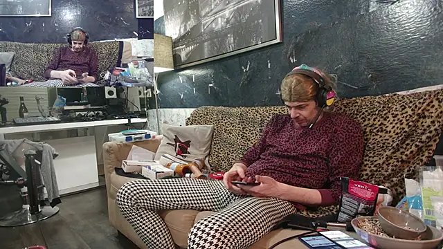 Doggyray44 online show from 02/18/25, 11:30