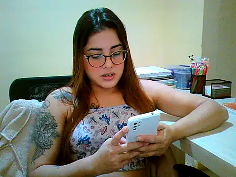 Snapshot of maliamiller chatting on 09/30/25, 12:05 maliamiller online show from 09/30/25, 12:05