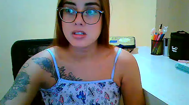 Snapshot of maliamiller chatting on 03/22/25, 01:19 maliamiller online show from 03/22/25, 01:19