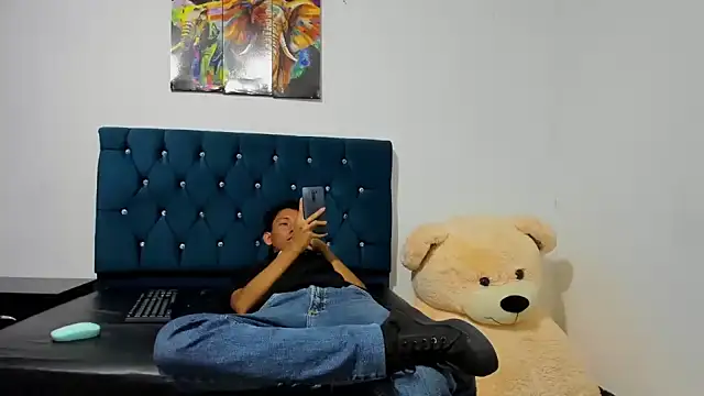 AXEL AND THOMAS online show from 12/11/24, 01:39