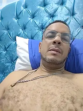 Snapshot of latinmartin73 chatting on 06/19/26, 03:34 latinmartin73 online show from 06/19/26, 03:34