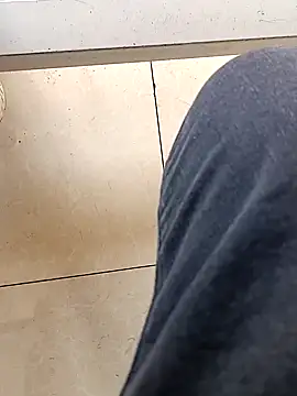 Snapshot of huzi518 chatting on 11/20/25, 01:39 huzi518 online show from 11/20/25, 01:39