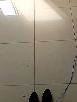 Snapshot of huzi518 chatting on 10/24/25, 02:21 huzi518 online show from 10/24/25, 02:21