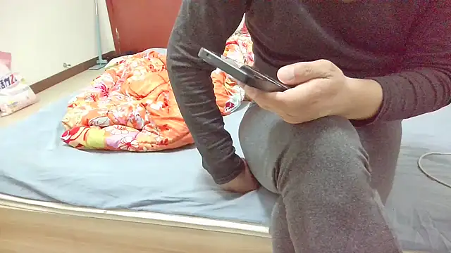 Snapshot of huzi518 chatting on 12/17/25, 03:50 huzi518 online show from 12/17/25, 03:50