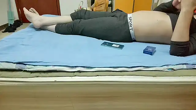 Snapshot of huzi518 chatting on 10/23/25, 02:16 huzi518 online show from 10/23/25, 02:16