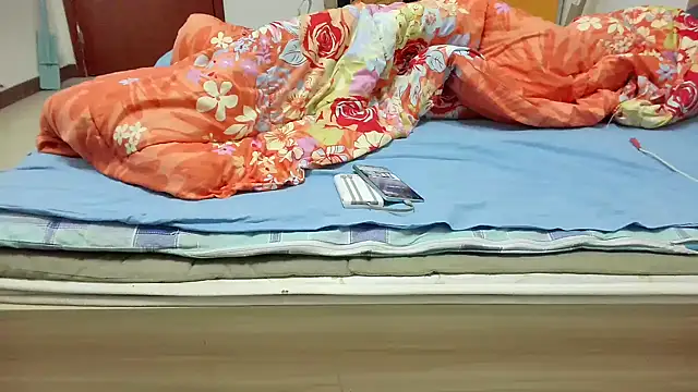 Snapshot of huzi518 chatting on 10/21/25, 12:04 huzi518 online show from 10/21/25, 12:04