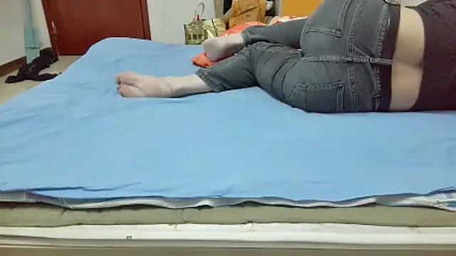 Snapshot of huzi518 chatting on 10/24/25, 02:27 huzi518 online show from 10/24/25, 02:27