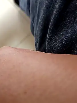 Snapshot of huzi518 chatting on 11/24/25, 08:47 huzi518 online show from 11/24/25, 08:47