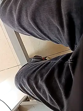 Snapshot of huzi518 chatting on 10/23/25, 02:10 huzi518 online show from 10/23/25, 02:10