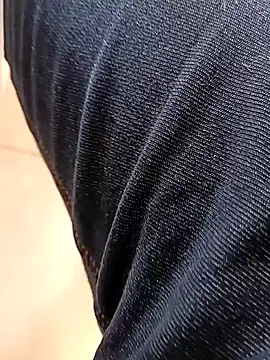 Snapshot of huzi518 chatting on 10/31/25, 01:02 huzi518 online show from 10/31/25, 01:02