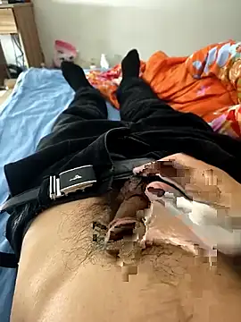 Snapshot of huzi518 chatting on 11/12/25, 05:11 huzi518 online show from 11/12/25, 05:11