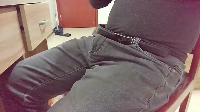 Snapshot of huzi518 chatting on 11/14/25, 11:36 huzi518 online show from 11/14/25, 11:36