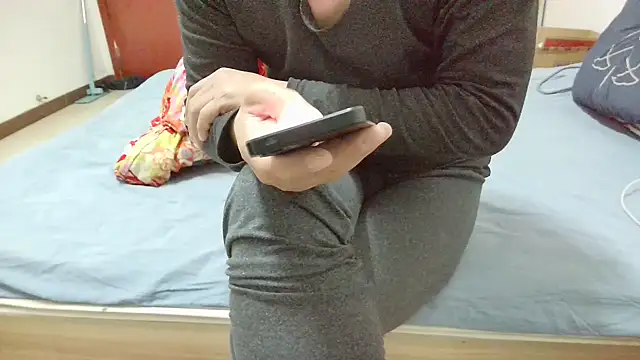 Snapshot of huzi518 chatting on 12/16/25, 06:34 huzi518 online show from 12/16/25, 06:34