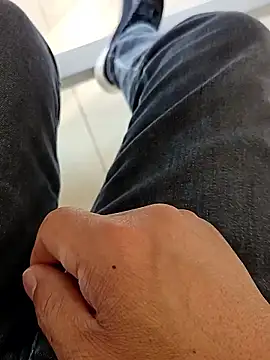 Snapshot of huzi518 chatting on 11/13/25, 07:56 huzi518 online show from 11/13/25, 07:56