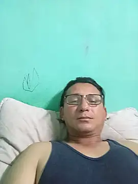 Snapshot of Andresguz35 chatting on 06/14/26, 04:14 Andresguz35 online show from 06/14/26, 04:14