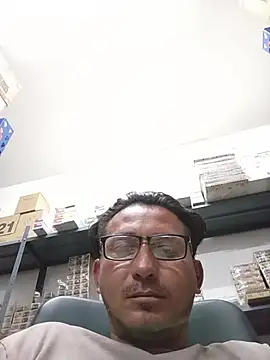 Snapshot of Andresguz35 chatting on 10/22/25, 04:28 Andresguz35 online show from 10/22/25, 04:28