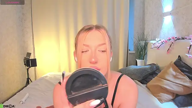 Emma  Leee online show from 05/08/26, 01:31