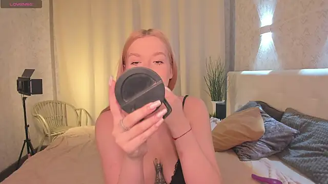 Emma  Leee online show from 03/25/26, 01:06