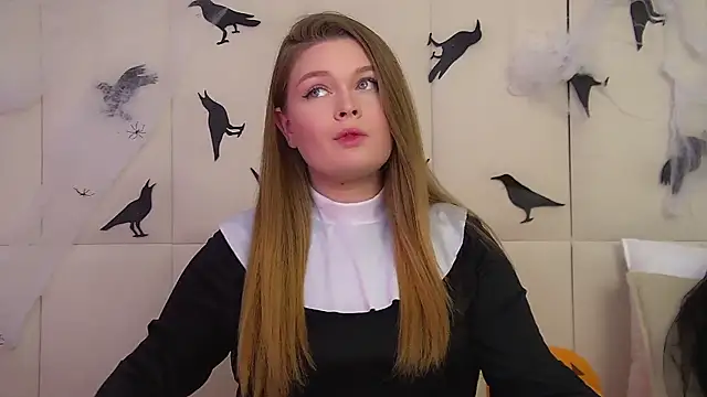 CrystalLyons online show from 10/31/25, 08:11