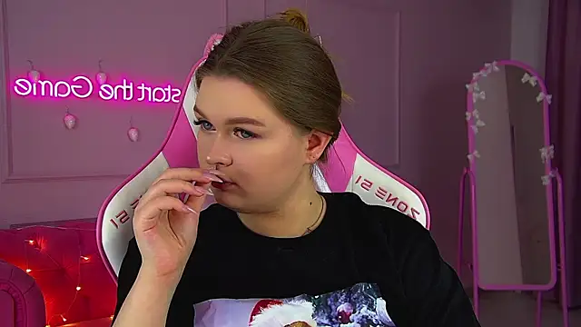 CrystalLyons online show from 12/21/25, 07:32