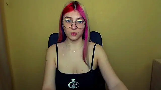 Snapshot of Luna_Lush_ chatting on 03/05/25, 08:32 Luna Lush online show from 03/05/25, 08:32