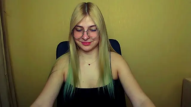 Snapshot of Luna_Lush_ chatting on 02/04/25, 08:24 Luna Lush online show from 02/04/25, 08:24