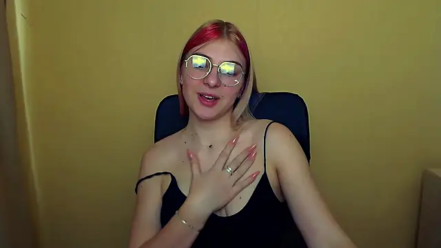 Snapshot of Luna_Lush_ chatting on 03/20/25, 12:11 Luna Lush online show from 03/20/25, 12:11