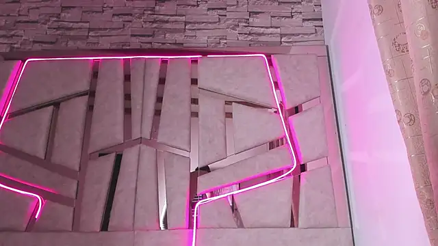 mia and austin online show from 10/01/25, 01:22