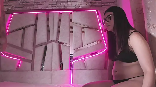 mia and austin online show from 09/30/25, 01:22