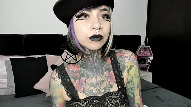 Snapshot of NikkiRamone chatting on 02/19/25, 06:33 NikkiRamone online show from 02/19/25, 06:33