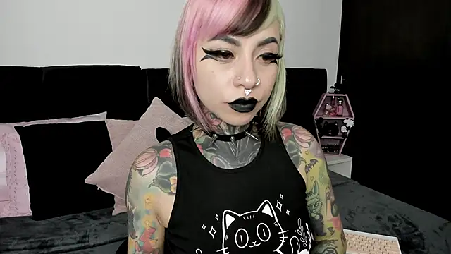 Snapshot of NikkiRamone chatting on 02/13/25, 02:34 NikkiRamone online show from 02/13/25, 02:34