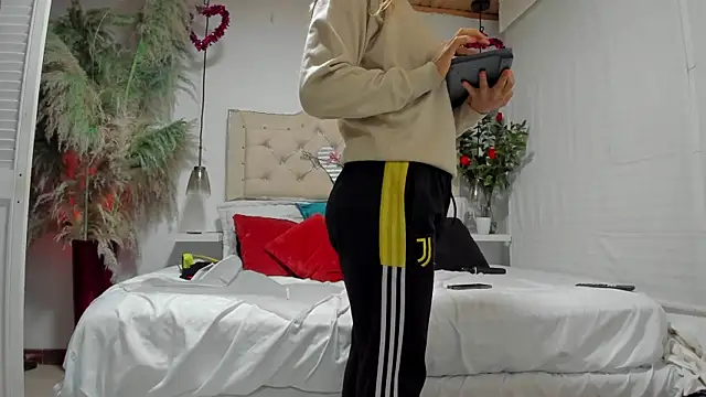 Samanthahavery44 online show from 10/15/25, 04:00