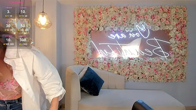 Snapshot of RebeccaHudson chatting on 10/17/25, 07:37 RebeccaHudson online show from 10/17/25, 07:37